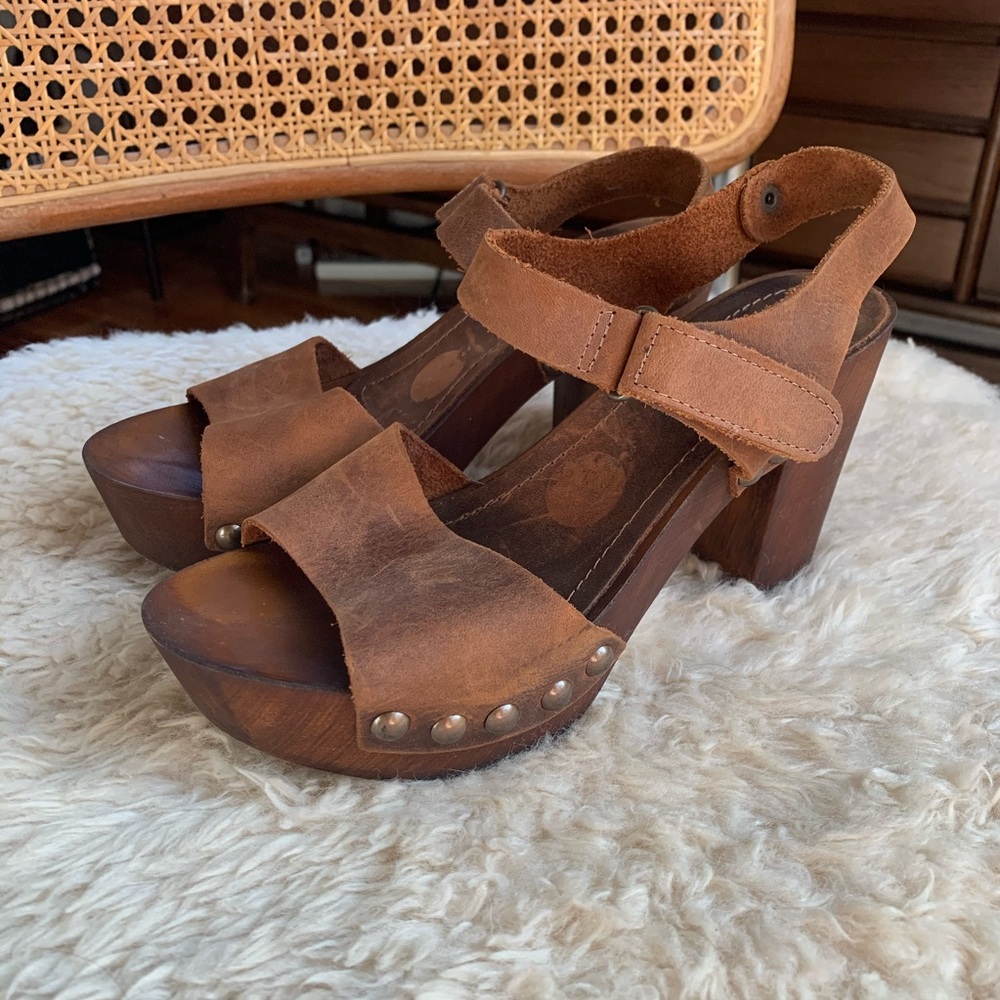 Heeled platform leather sandals size 6.5